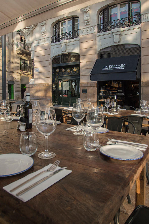 mesa en la terraza del gourmet