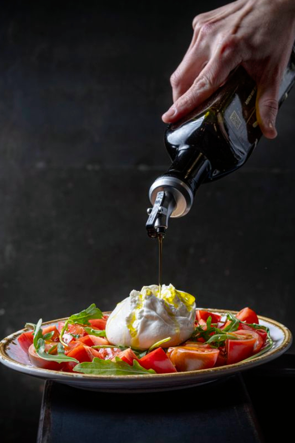 ensalada de burrata en la taberna del gourmet